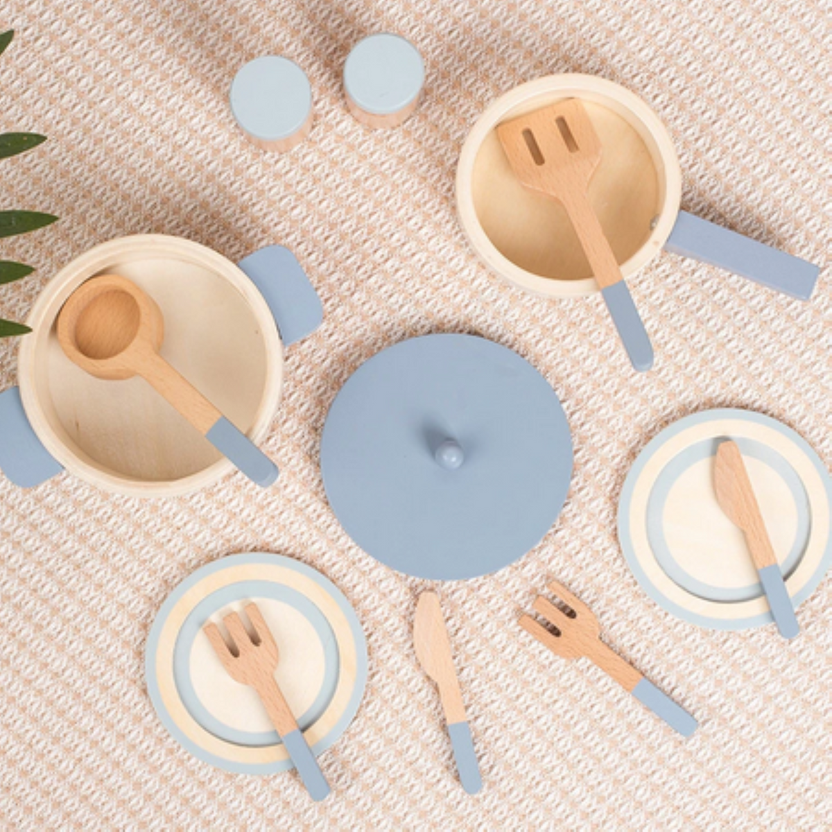 Cuisinière et vaisselle en bois pour enfants